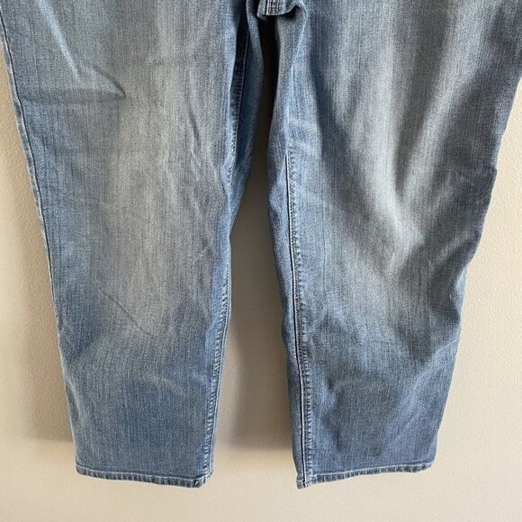 Chicos Platinum Collection Wmn 1.5 / 10 Light Wash Denim Straight Leg Crop Jeans - Picture 2 of 9